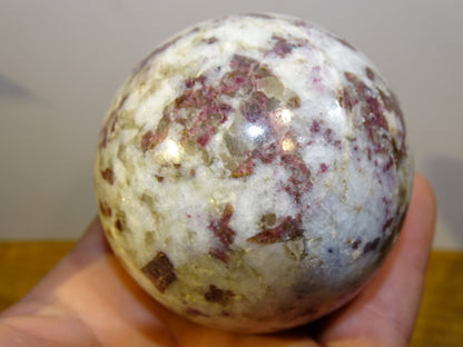 Sphère en Tourmaline Rubellite, pièce unique de 70 millimètres - 470 grammes. Pierre d'ancrage puissante, parfait ...!