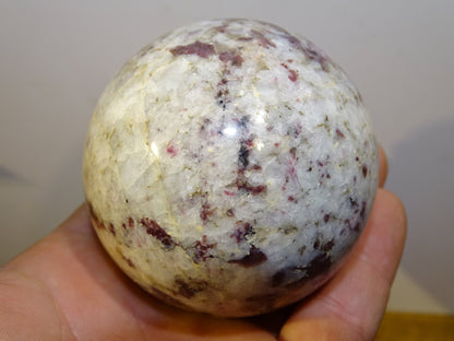 Sphère en Tourmaline Rubellite, pièce unique de 70 millimètres - 470 grammes. Pierre d'ancrage puissante, parfait ...!