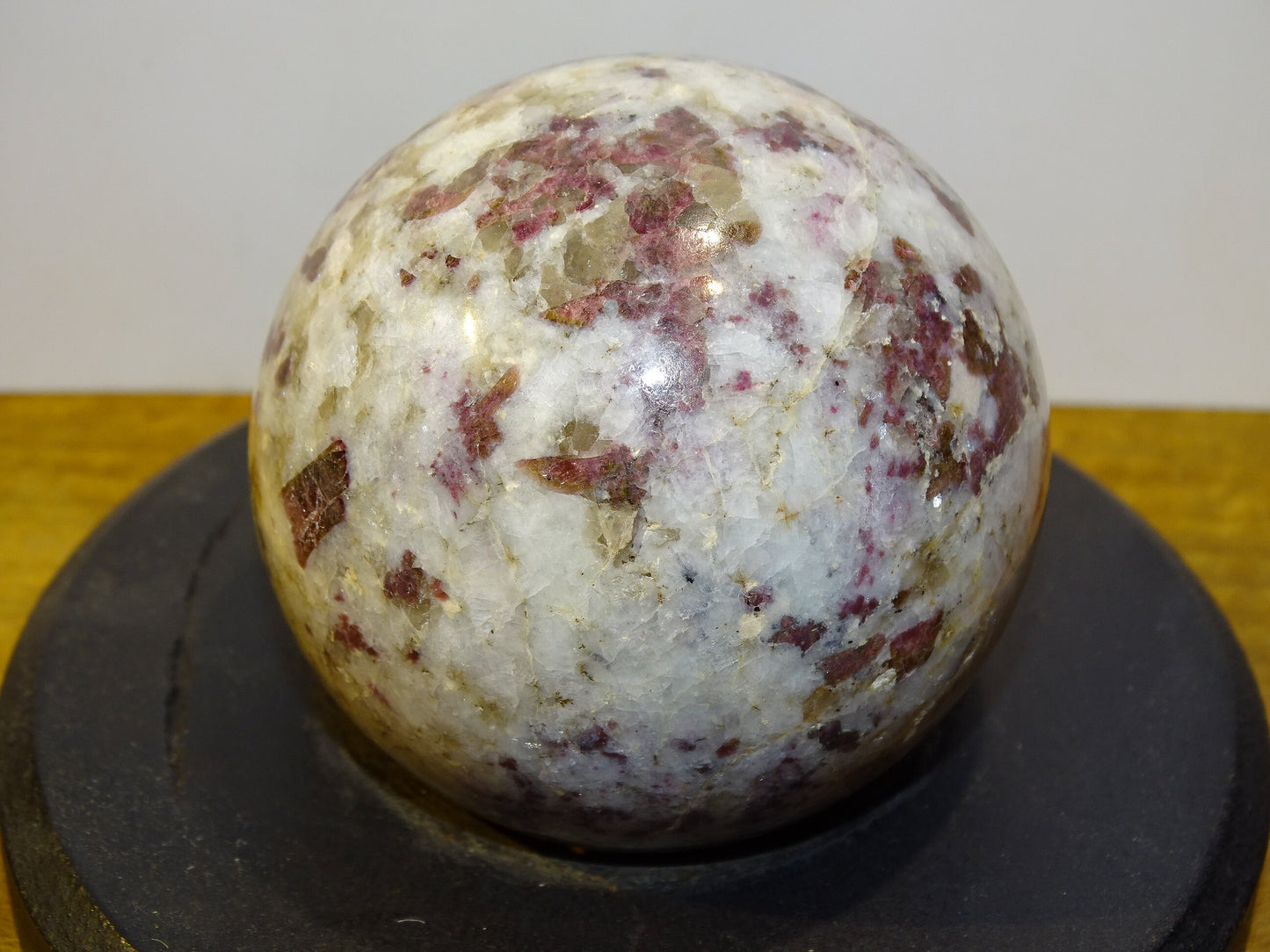 Sphère en Tourmaline Rubellite, pièce unique de 70 millimètres - 470 grammes. Pierre d'ancrage puissante, parfait ...!