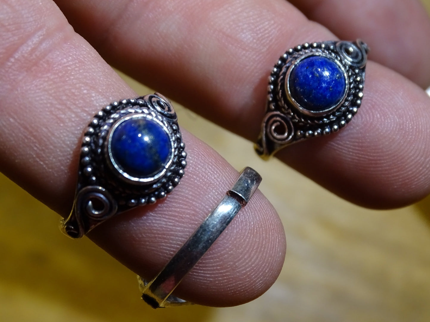 Bague en lapis lazuli, en laiton couleur Argent. Superbe pierre au bleu pharaon ! Réglable de la taille 54 à 60 Fr.