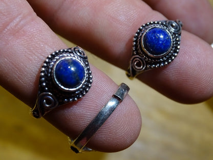 Bague en lapis lazuli, en laiton couleur Argent. Superbe pierre au bleu pharaon ! Réglable de la taille 54 à 60 Fr.