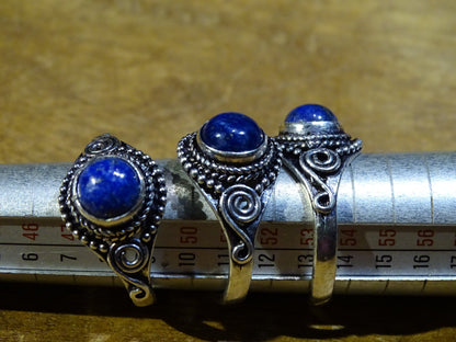 Bague en lapis lazuli, en laiton couleur Argent. Superbe pierre au bleu pharaon ! Réglable de la taille 54 à 60 Fr.