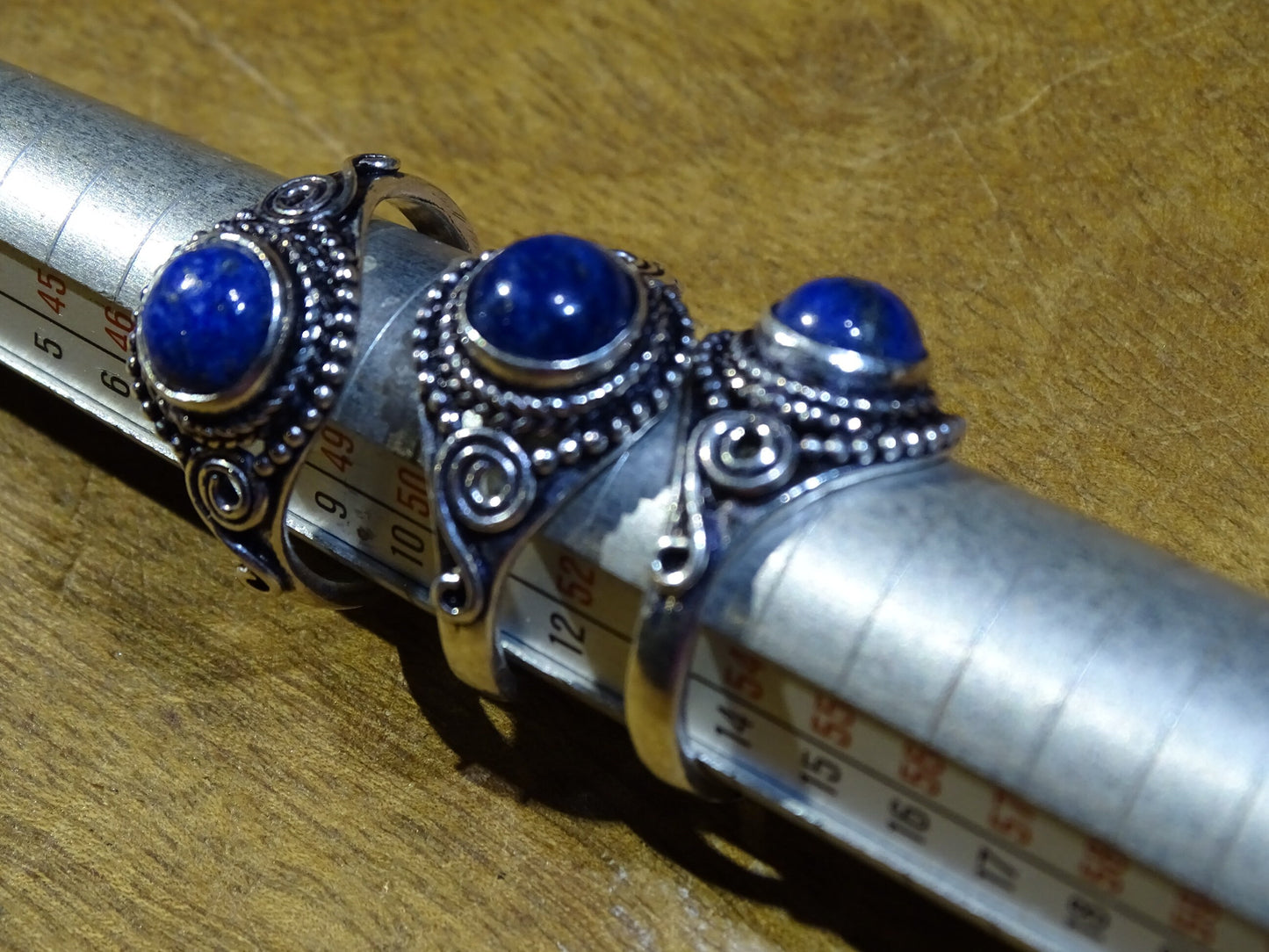 Bague en lapis lazuli, en laiton couleur Argent. Superbe pierre au bleu pharaon ! Réglable de la taille 54 à 60 Fr.