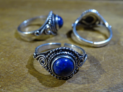 Bague en lapis lazuli, en laiton couleur Argent. Superbe pierre au bleu pharaon ! Réglable de la taille 54 à 60 Fr.