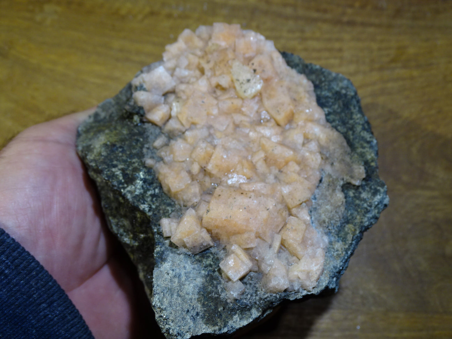Chabazite, famille des Zéolite – Spécimen brut et naturel de 140 x 140 x 80 mm - 235 grammes !