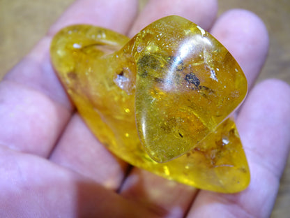 Baltic Sea Amber, 65mm x 48x 27mm - 31.2 grams. Very good quality, superb piece of good size with inclusions!