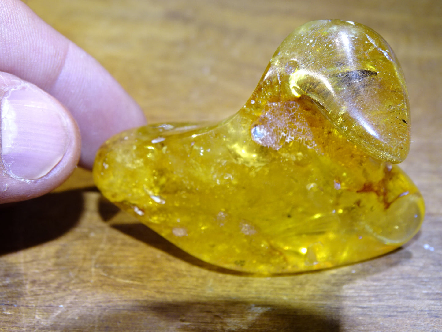 Baltic Sea Amber, 65mm x 48x 27mm - 31.2 grams. Very good quality, superb piece of good size with inclusions!