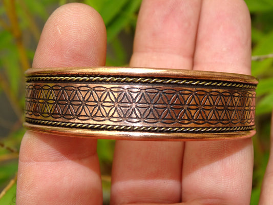 2-centimeter-wide magnetic 'Cuff' bracelet made of copper, with an engraving of the Flower of Life. Six magnets are present on each side to communicate with the Meridians!