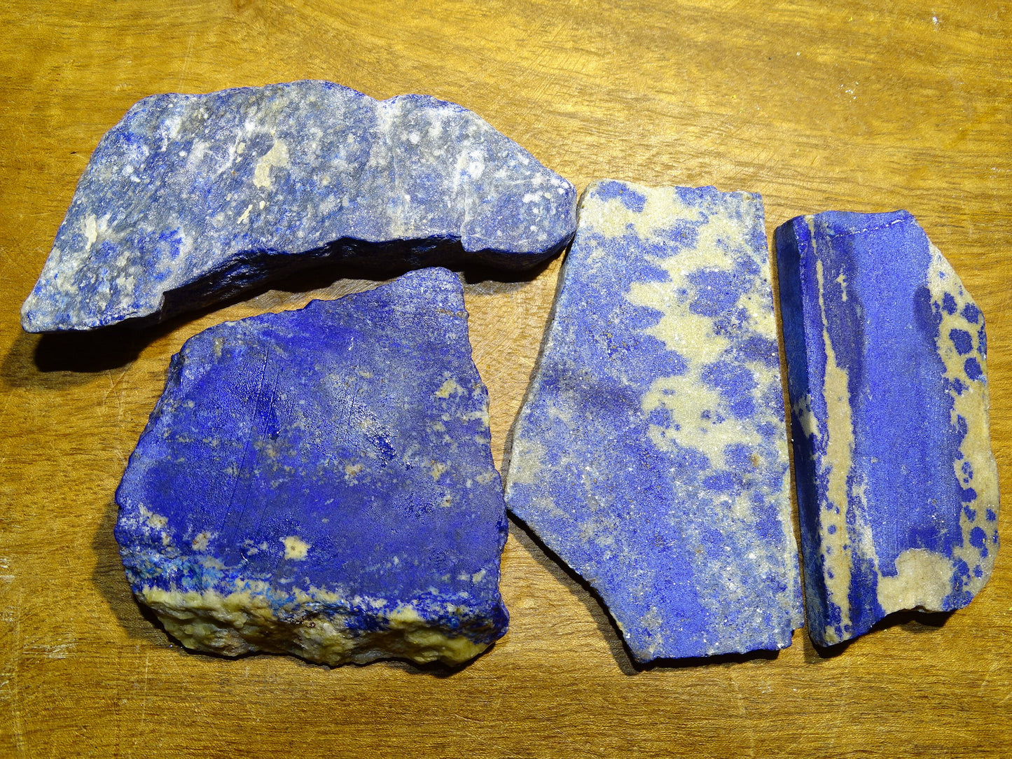 Lapis lazuli, perles rondes de 4, 6, 8 ou 10 mm. Vendu en fil de perle 38/39 cm, en bracelet de 17 à 21cm, en collier de 45 ou sautoir de 60cm. Qualité AA à AAA, superbes perles !