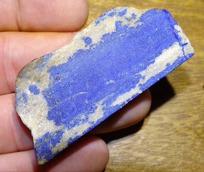 Lapis lazuli, tranche brute et natruelle de 65 x 30 x 9 mm - 33 grammes. Un bleu envoûtant et fascinant, pierre des pharaons !