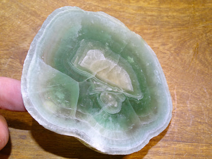 Fluorite verte - Tranche brute de 110mm x 90 x 20 - 110 grammes. Belle qualité, magnifique pièce !