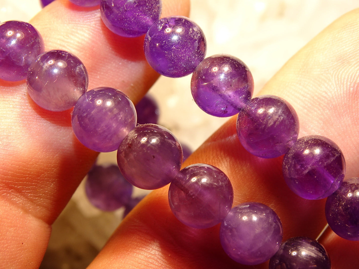 Améthyste, perles rondes de 6, 8 ou 10 mm, vendu : en fil de perle 38/39cm, en bracelet de 17 à 21cm, en collier de 45 ou sautoir de 60cm. Qualité AA à AAA, superbe qualité !