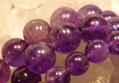Améthyste, perles rondes de 6, 8 ou 10 mm, vendu : en fil de perle 38/39cm, en bracelet de 17 à 21cm, en collier de 45 ou sautoir de 60cm. Qualité AA à AAA, superbe qualité !
