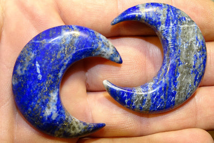 Sélection de 'croissant de Lune' en pierre : Cristal de roche, Quartz rose, Amethyste, Lapis lazuli. De 4 x 3 x 1 centimètres, 15 grammes. Très belles finitions, parfait !