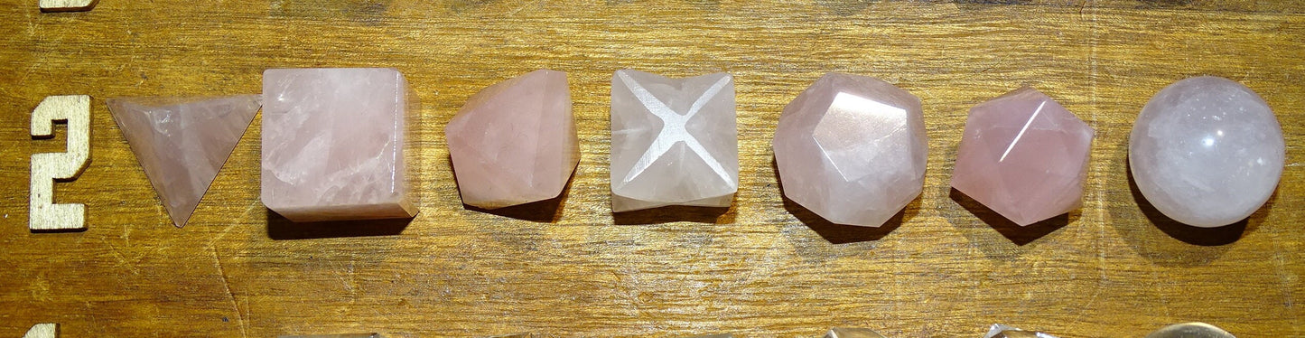 Solides de Platon en lot de 7, type de pierres au choix. Dimensions des pièces : env. 1.3 à 1.7 cm (5 à 7 gr.). Parfait pour l'étude de la géométrie sacré et ses applications !