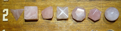 Solides de Platon en lot de 7, type de pierres au choix. Dimensions des pièces : env. 1.3 à 1.7 cm (5 à 7 gr.). Parfait pour l'étude de la géométrie sacré et ses applications !