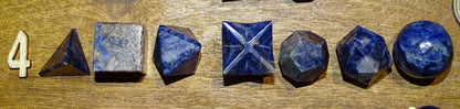 Solides de Platon en lot de 7, type de pierres au choix. Dimensions des pièces : env. 1.3 à 1.7 cm (5 à 7 gr.). Parfait pour l'étude de la géométrie sacré et ses applications !