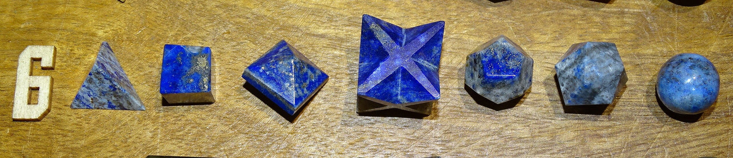 Solides de Platon en lot de 7, type de pierres au choix. Dimensions des pièces : env. 1.3 à 1.7 cm (5 à 7 gr.). Parfait pour l'étude de la géométrie sacré et ses applications !