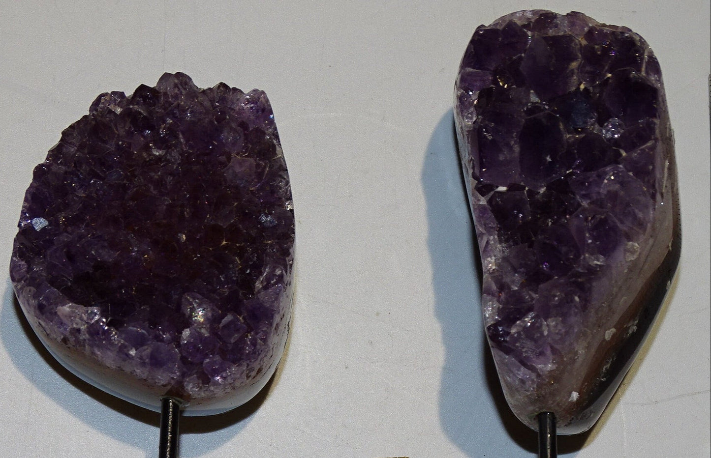 Améthyste, petite druse avec socle en métal sur mesure. 10,5 cm de haut x4 x4 - 150 gr. Superbe qualité AA, en provenance du Brésil !