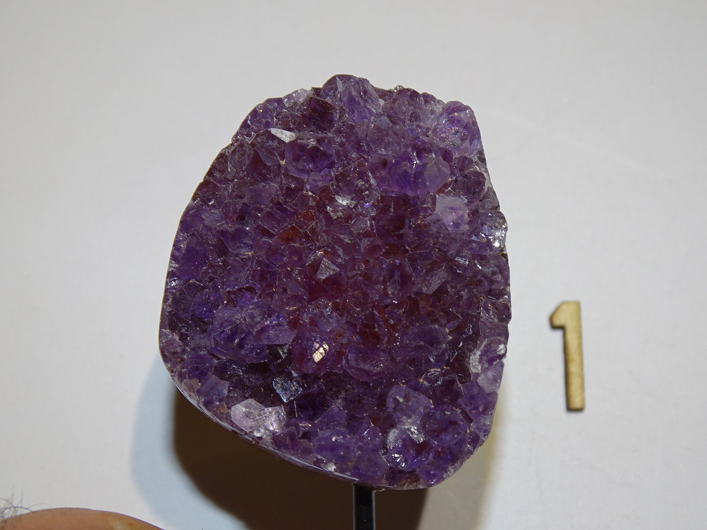 Améthyste, petite druse avec socle en métal sur mesure. 10,5 cm de haut x4 x4 - 150 gr. Superbe qualité AA, en provenance du Brésil !