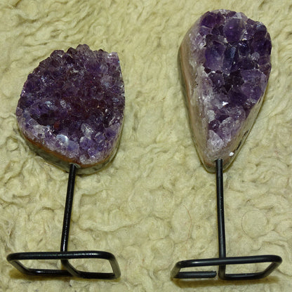 Améthyste, petite druse avec socle en métal sur mesure. 10,5 cm de haut x4 x4 - 150 gr. Superbe qualité AA, en provenance du Brésil !