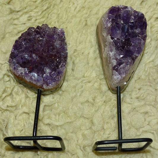 Améthyste, petite druse avec socle en métal sur mesure. 10,5 cm de haut x4 x4 - 150 gr. Superbe qualité AA, en provenance du Brésil !