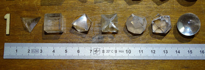 Solides de Platon en lot de 7, type de pierres au choix. Dimensions des pièces : env. 1.3 à 1.7 cm (5 à 7 gr.). Parfait pour l'étude de la géométrie sacré et ses applications !