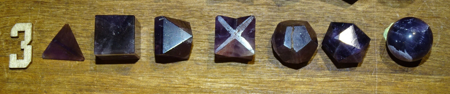 Solides de Platon en lot de 7, type de pierres au choix. Dimensions des pièces : env. 1.3 à 1.7 cm (5 à 7 gr.). Parfait pour l'étude de la géométrie sacré et ses applications !
