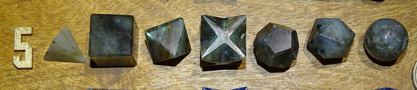 Solides de Platon en lot de 7, type de pierres au choix. Dimensions des pièces : env. 1.3 à 1.7 cm (5 à 7 gr.). Parfait pour l'étude de la géométrie sacré et ses applications !