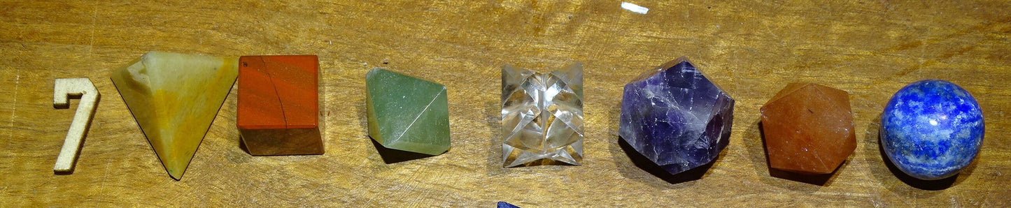 Solides de Platon en lot de 7, type de pierres au choix. Dimensions des pièces : env. 1.3 à 1.7 cm (5 à 7 gr.). Parfait pour l'étude de la géométrie sacré et ses applications !