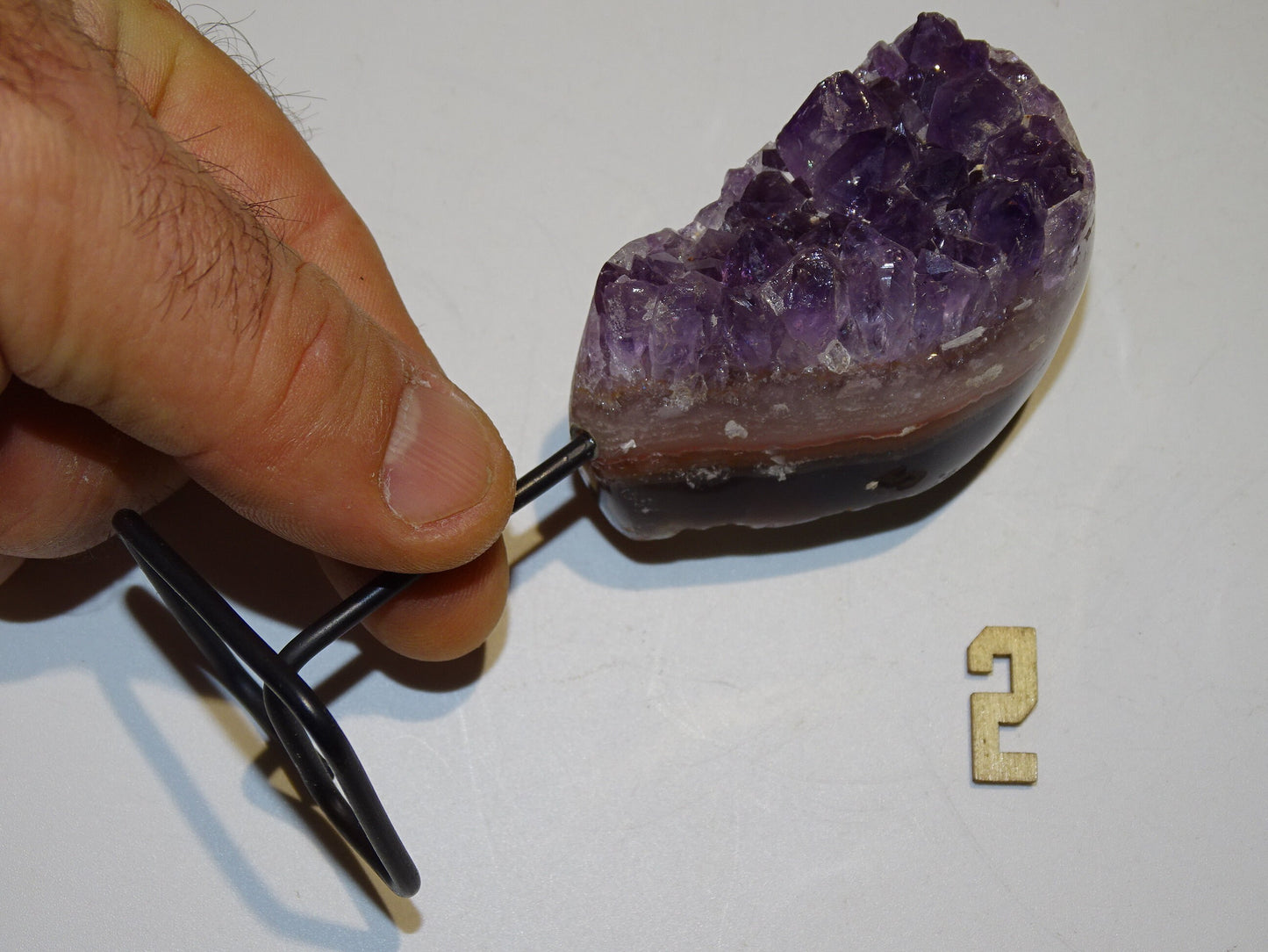 Améthyste, petite druse avec socle en métal sur mesure. 10,5 cm de haut x4 x4 - 150 gr. Superbe qualité AA, en provenance du Brésil !