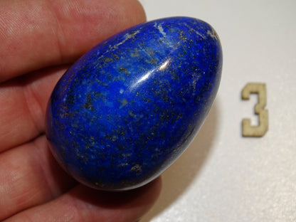 Sélection d'oeufs en Lapis lazuli de 4,3 à 7,5 centimètres de diamètre. Très belle qualité, parfait pour la lithothérapie, collection, exposition... !