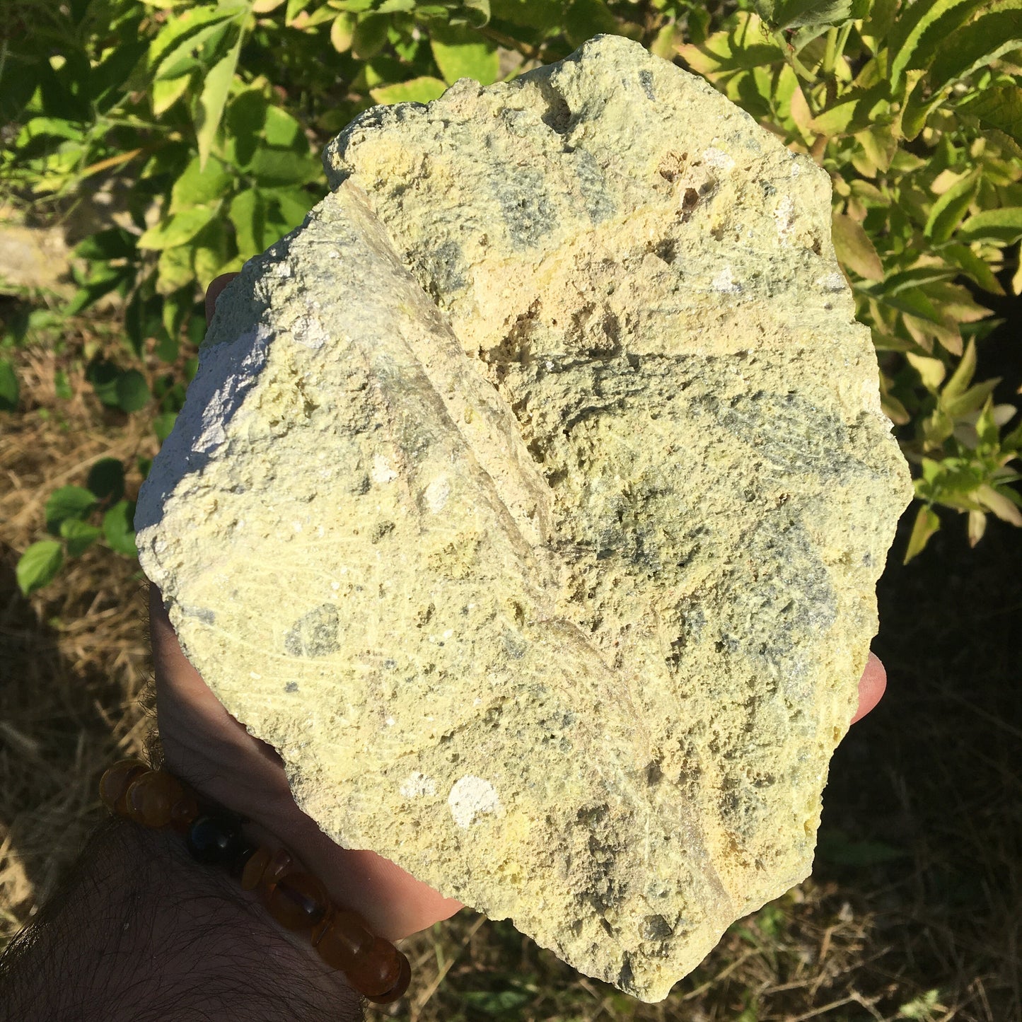 Soufre cristallisé, druse naturelle de 200 x 150 x 70 mm - 1 295 grammes environ. Une merveille de la nature !