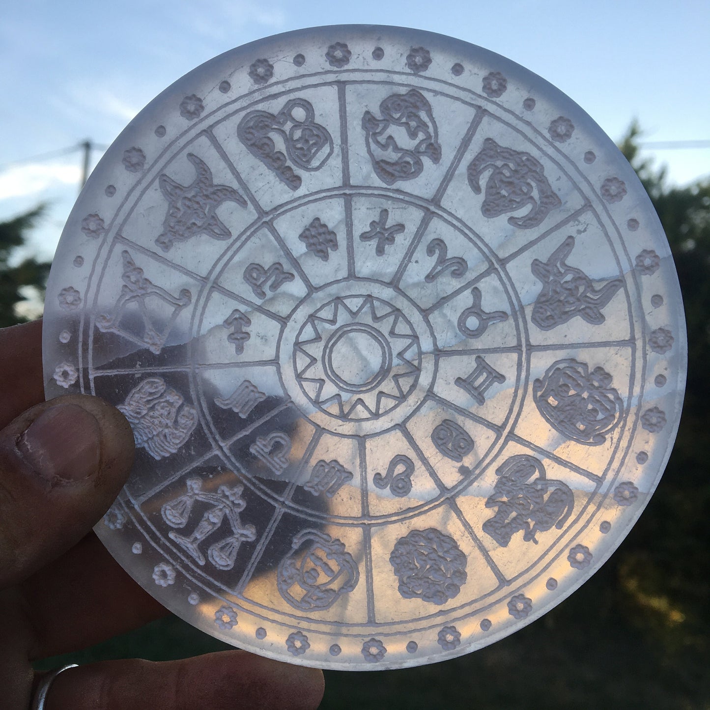 Disques/ Plateaux en Sélénite avec Arbre ou fleur de Vie / Yin Yang / Horoscope/ Métatron. 2 tailles au choix : 10 ou 15 cm. Parfait pour recharger les minéraux, en décoration...