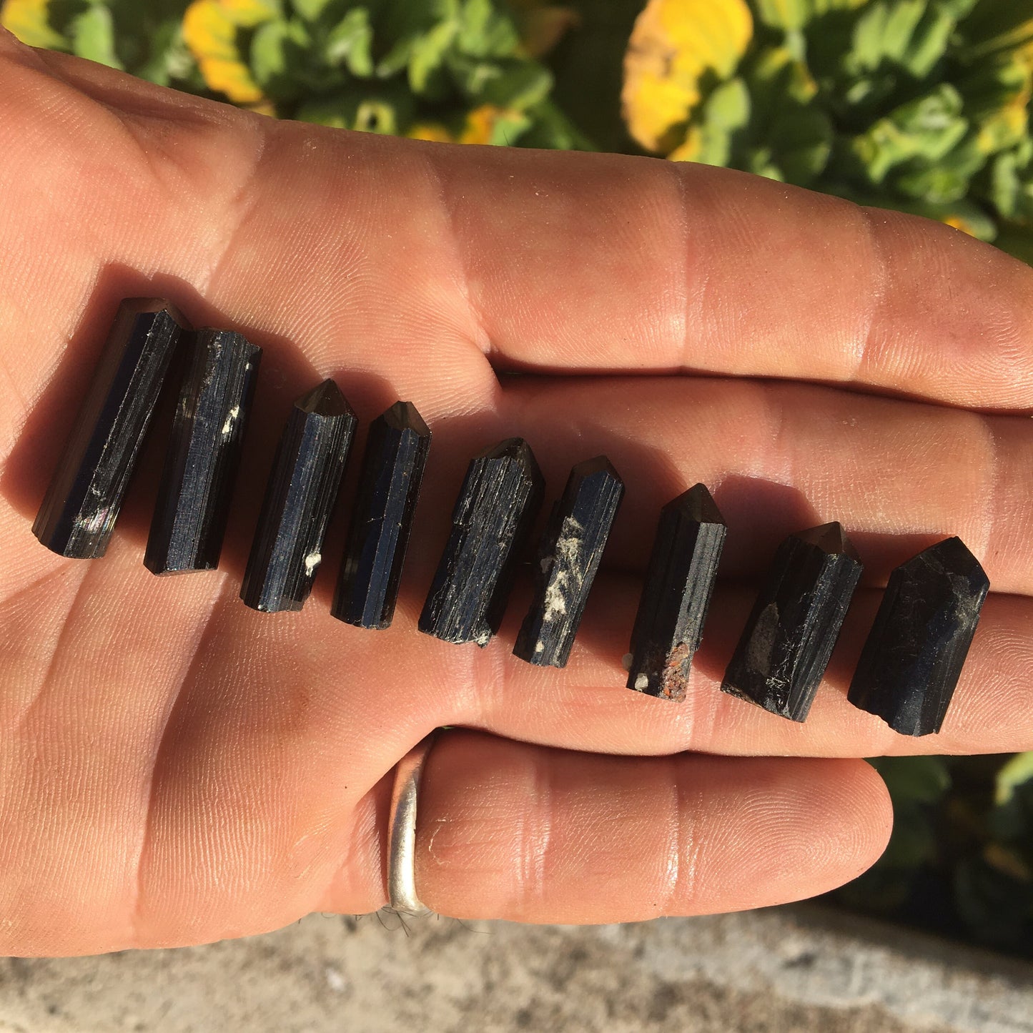 Tourmaline noire, perles rondes de 4, 6, 8 ou 10 mm. Vendu en fil de perle 38/39 cm, en bracelet de 17 à 21cm, en collier de 45 ou sautoir de 60cm. Qualité AA à AAA !