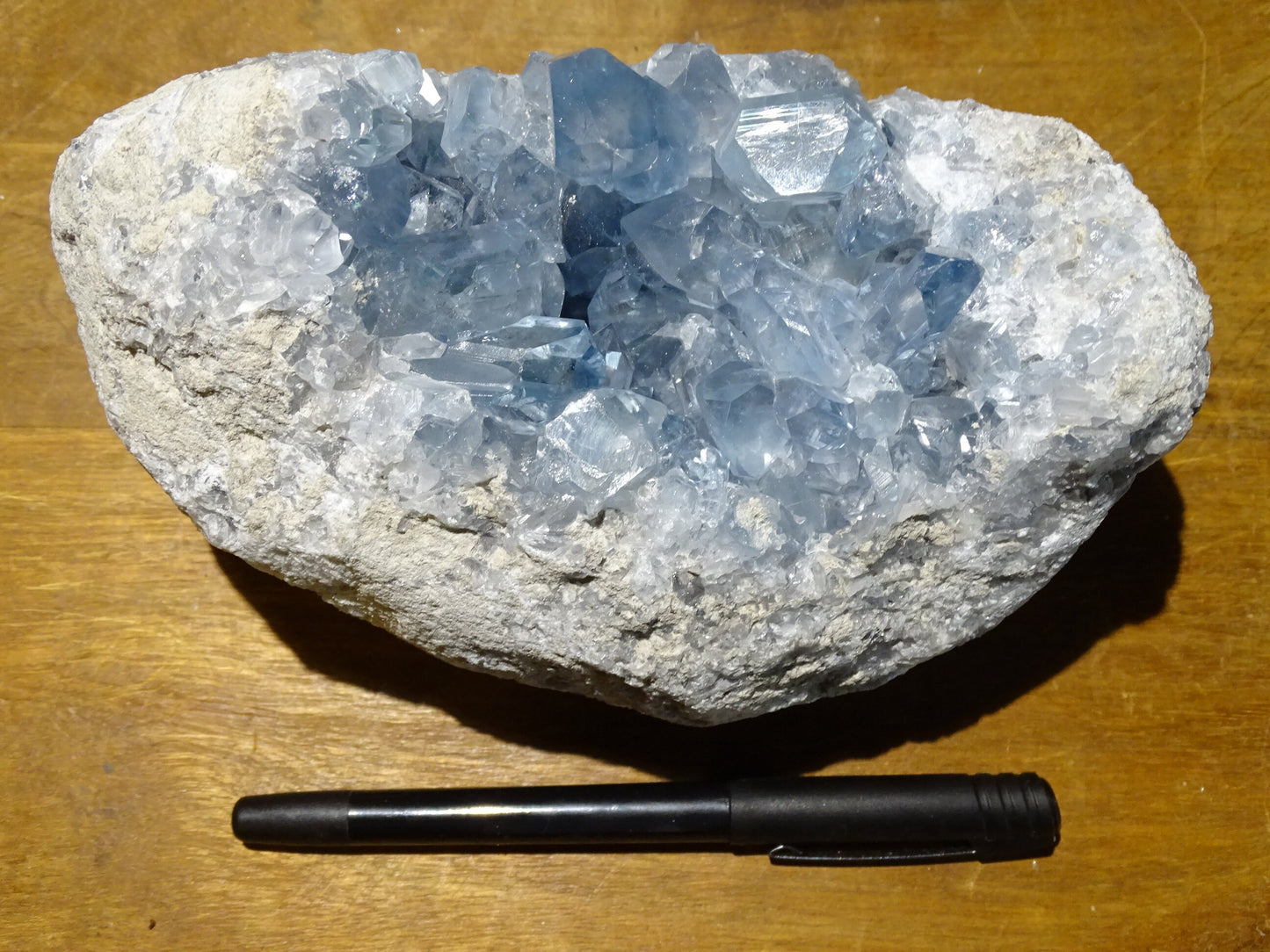 Célestite/ Célestine ou Quartz Bleu, géode de 2,274 kilogrammes, 17 x 10,3 x 9,5 centimètres. Superbe qualité, parfait pour vos collections, expositions...