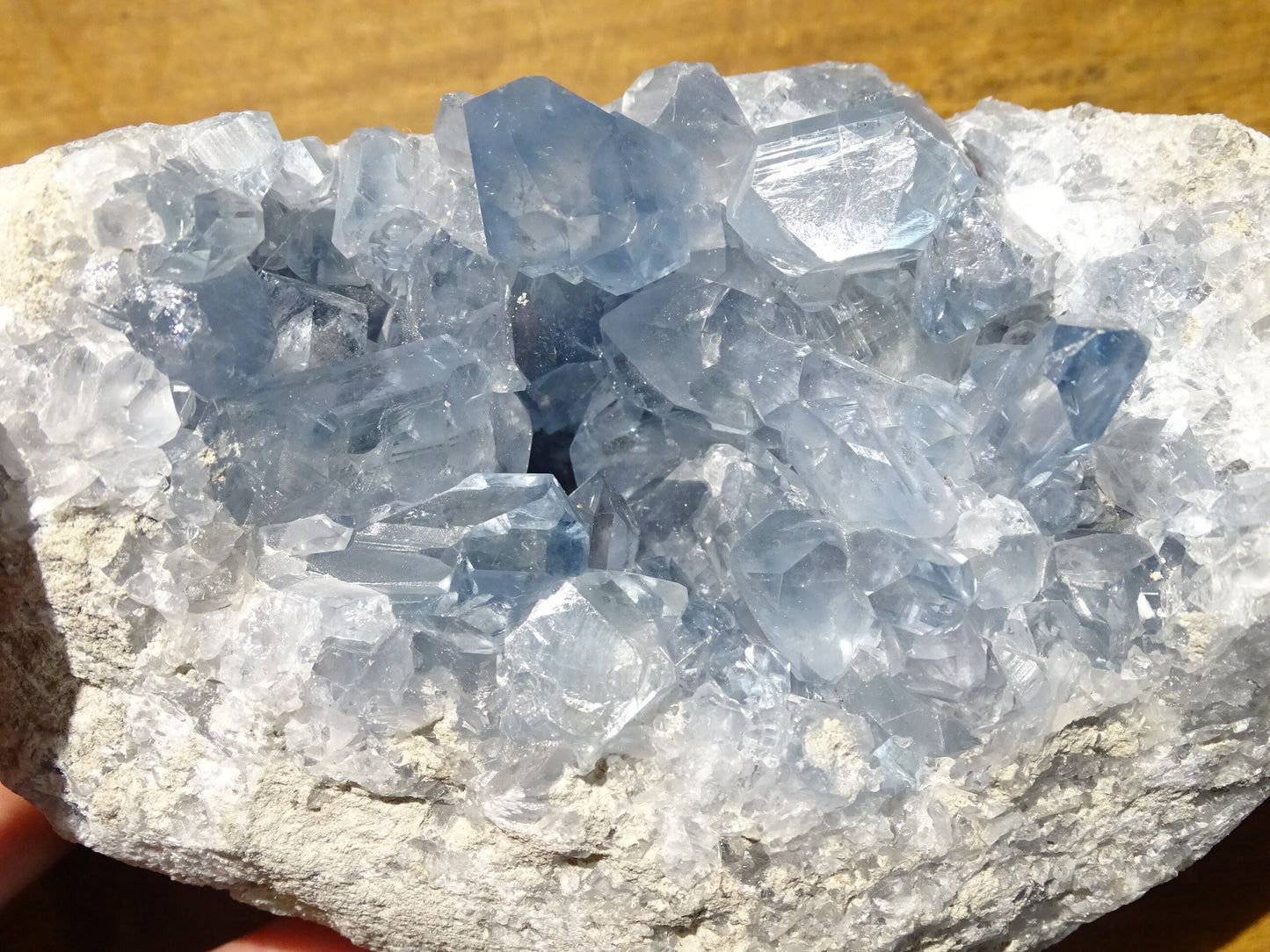 Célestite/ Célestine ou Quartz Bleu, géode de 2,274 kilogrammes, 17 x 10,3 x 9,5 centimètres. Superbe qualité, parfait pour vos collections, expositions...