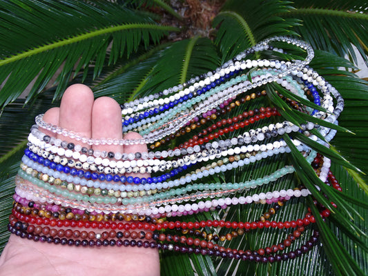 Concept de colliers de 50cm qui se plie en 3 pour faire un bracelet de 3 rangs. Perles de 4, 6 ou 8 mm.Trés ingénieux concept 'fait main' par Gem & Zen. Monté sur élastique de haute résistance, trés bonne qualité de perlage, parfait !