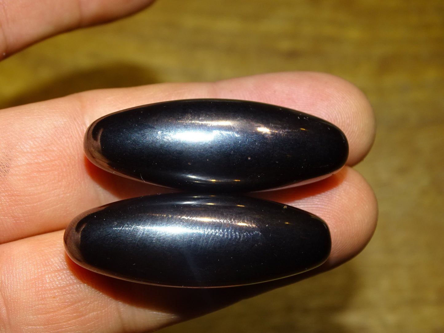 Hématite magnétique 'Power magnet', vendu par paire de 4 ou 6 centimètres, 2 finitions : naturelle ou titane ! Puissance : entre 1 200 à 1 300 gauss. Sert aussi de 'crotale' en musique, jeter en l'air, cela produit un son unique et vibrant !