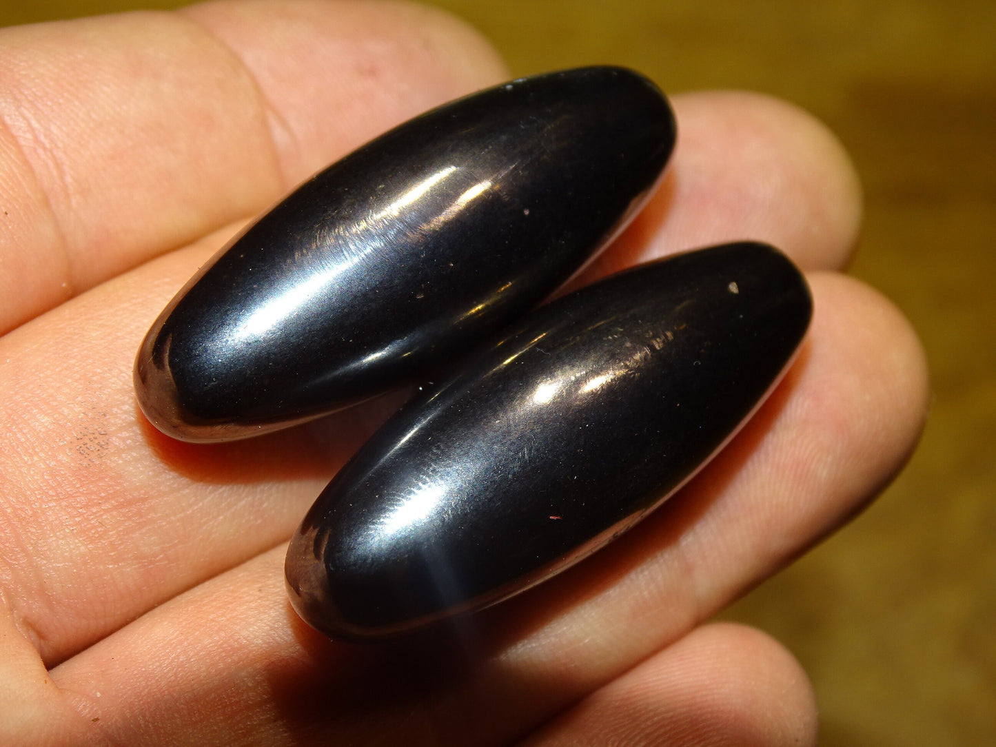 Hématite magnétique 'Power magnet', vendu par paire de 4 ou 6 centimètres, 2 finitions : naturelle ou titane ! Puissance : entre 1 200 à 1 300 gauss. Sert aussi de 'crotale' en musique, jeter en l'air, cela produit un son unique et vibrant !