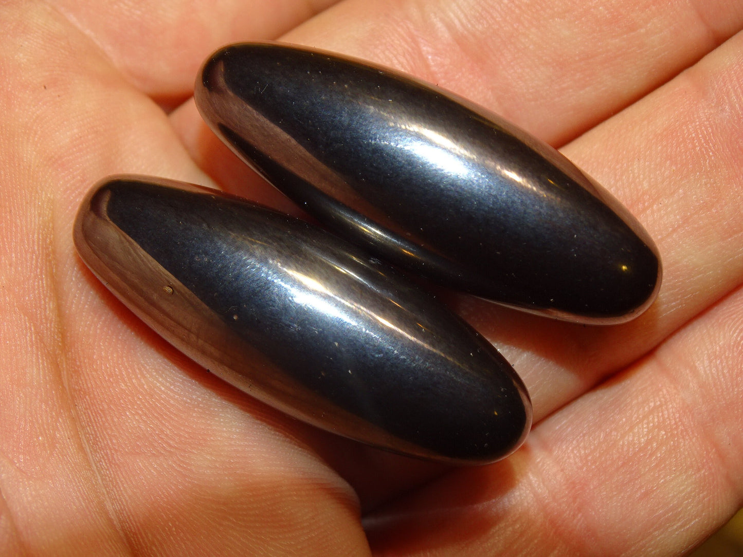 Hématite magnétique 'Power magnet', vendu par paire de 4 ou 6 centimètres, 2 finitions : naturelle ou titane ! Puissance : entre 1 200 à 1 300 gauss. Sert aussi de 'crotale' en musique, jeter en l'air, cela produit un son unique et vibrant !