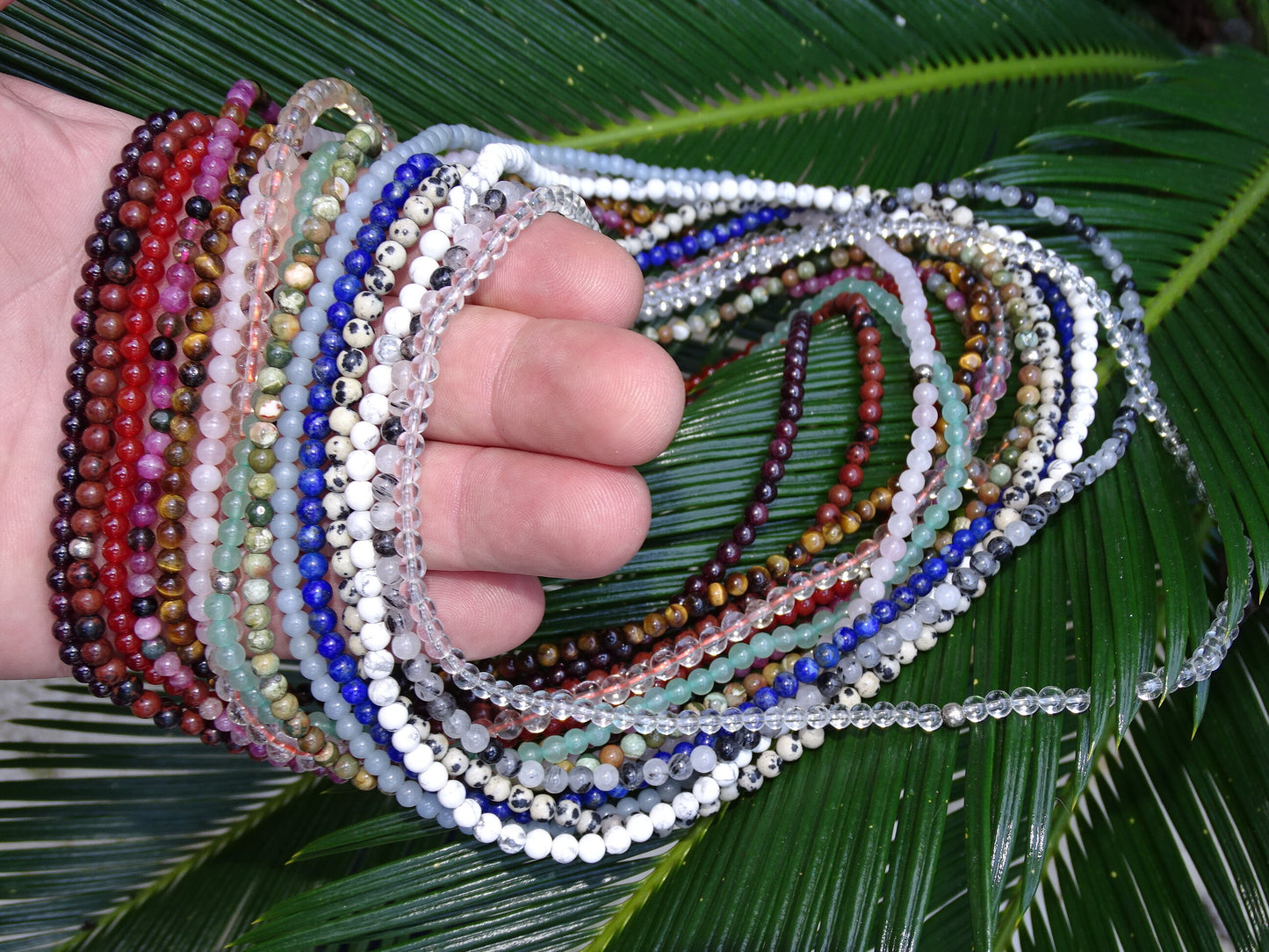 Concept de colliers de 50cm qui se plie en 3 pour faire un bracelet de 3 rangs. Perles de 4, 6 ou 8 mm.Trés ingénieux concept 'fait main' par Gem & Zen. Monté sur élastique de haute résistance, trés bonne qualité de perlage, parfait !