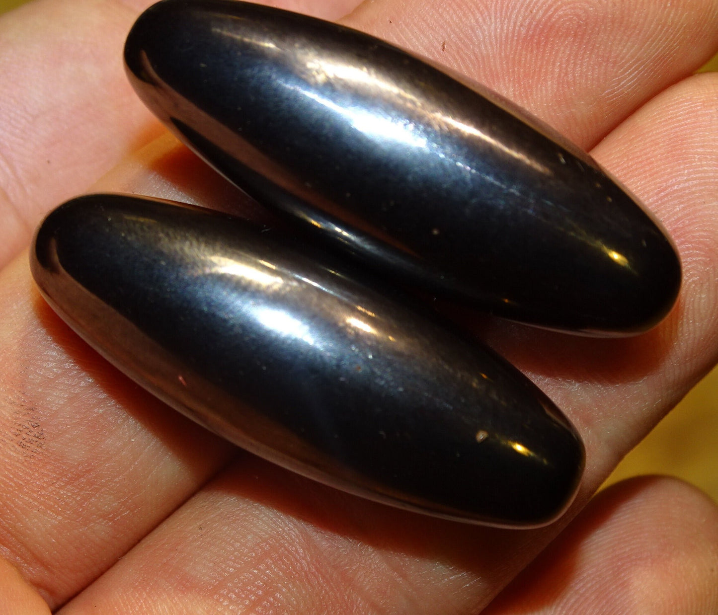 Hématite magnétique 'Power magnet', vendu par paire de 4 ou 6 centimètres, 2 finitions : naturelle ou titane ! Puissance : entre 1 200 à 1 300 gauss. Sert aussi de 'crotale' en musique, jeter en l'air, cela produit un son unique et vibrant !