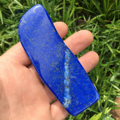Lapis lazuli, forme libre polie de 109 x 40 x 20 mm - 193,3 grammes. Un bleu envoûtant et fascinant, pierre des pharaons !