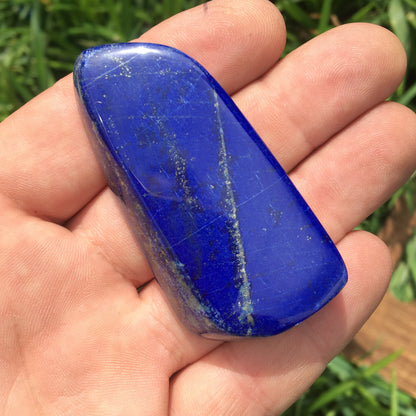 Lapis lazuli, forme libre polie de 64 x 33 x 14 mm - 60,4 grammes. Un bleu envoûtant et fascinant, pierre des pharaons !