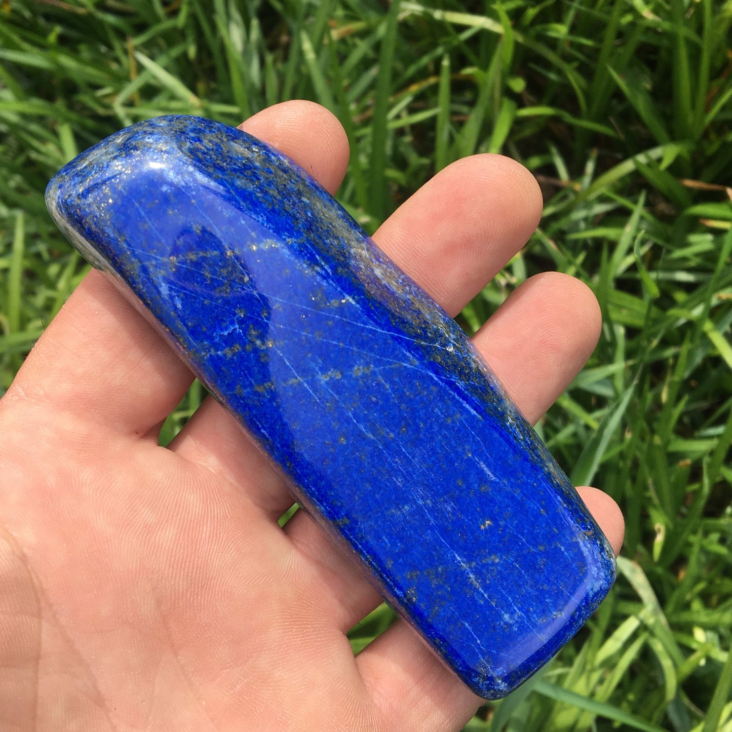 Lapis lazuli, forme libre polie de 109 x 40 x 20 mm - 193,3 grammes. Un bleu envoûtant et fascinant, pierre des pharaons !