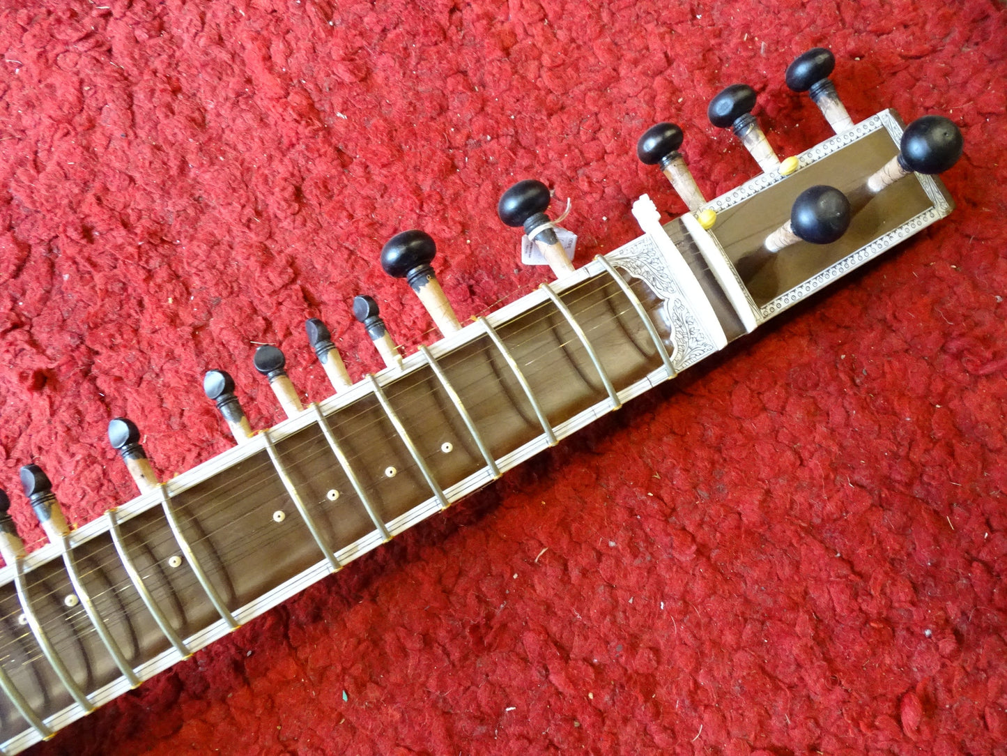 SITAR INDIEN avec Tumba, modèle neuf, prêt à jouer, livrer avec housse. 11 cordes sympathique + 7 de jeux, métaphysique !!!