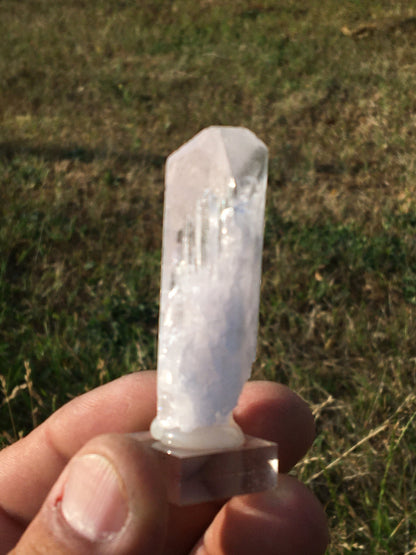 Damburite, 2 belles pièces sur socle de 50 x 25 x 10mm - 20 grammes. Parfait en collection, bijouterie, exposition...