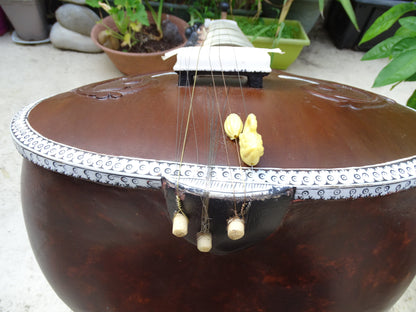 SITAR INDIEN avec Tumba, modèle neuf, prêt à jouer, livrer avec housse. 11 cordes sympathique + 7 de jeux, métaphysique !!!