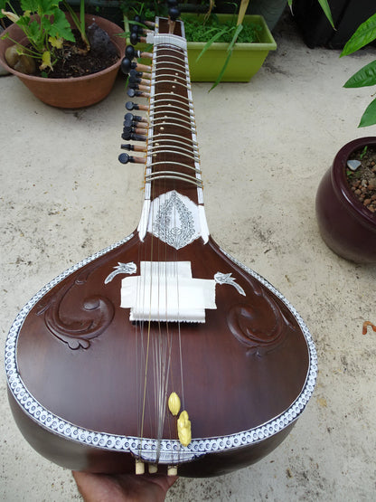 SITAR INDIEN avec Tumba, modèle neuf, prêt à jouer, livrer avec housse. 11 cordes sympathique + 7 de jeux, métaphysique !!!
